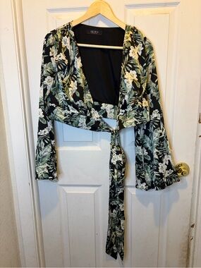 AKIRA Black Floral Tie-Front Crop Top